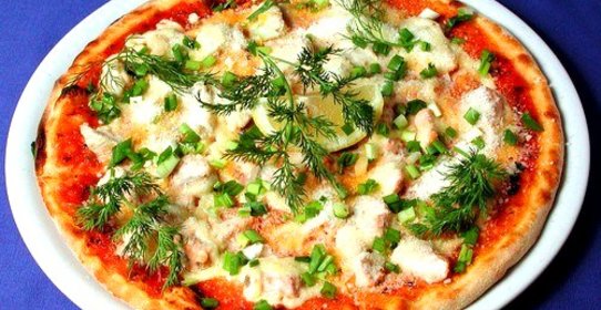 Пицца с сельдью и яйцами