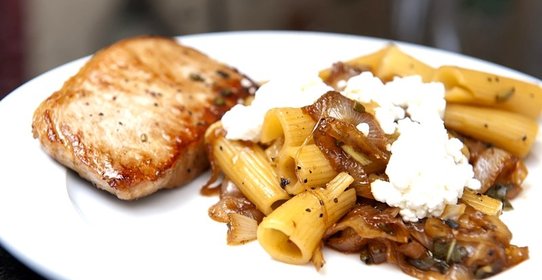 Свинина жареная с луком