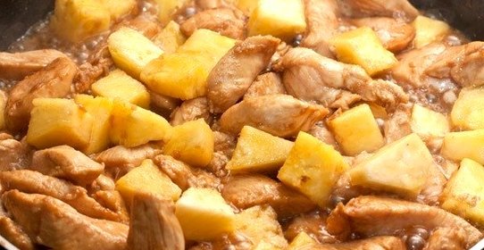 Маринованная курица с ананасами