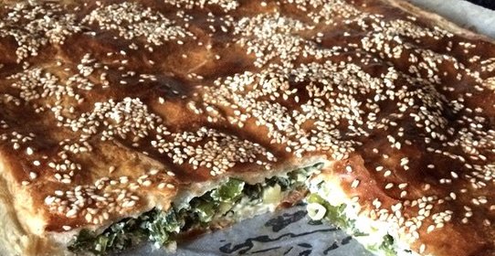 Слоеный пирог с яйцом и зеленым луком