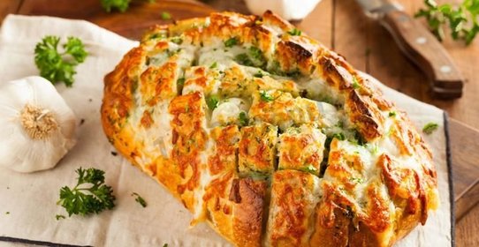 Батон запеченный с сыром и чесноком в духовке