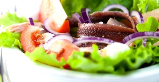 Салат из помидоров, красного лука и анчоусов