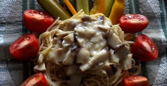 Спагетти с соусом из белых грибов