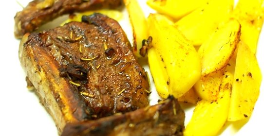 Запеченные ребрышки с картошкой