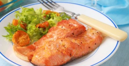 Запеченная рыба и салат