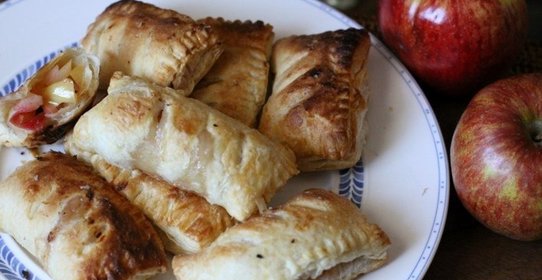Пирожки из слоёного теста с яблоками
