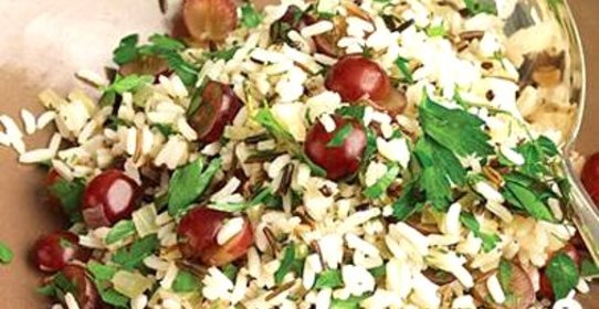 Плов из дикого риса с розмарином и красным виноградом