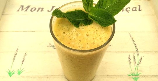 Смузи из ананаса с ревенем