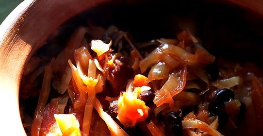 Капуста, свекла, тыква и фасоль, томленые в горшочке