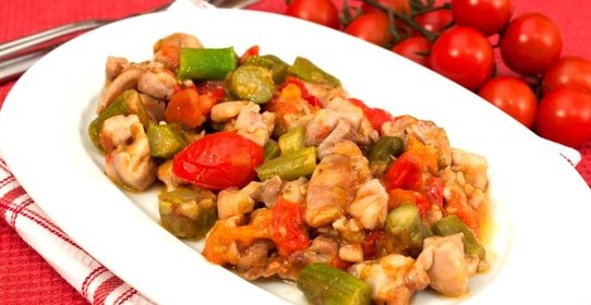 Спаржа, жаренная с куриным филе и помидорами