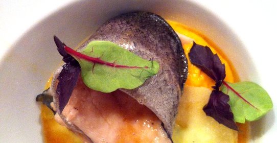 Форель речная с морковным пюре и яблочными равиоли