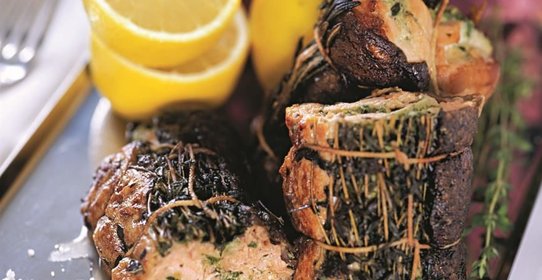 Рулет из лосося с сыром и травами