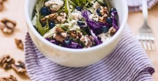 Летний салат с черникой