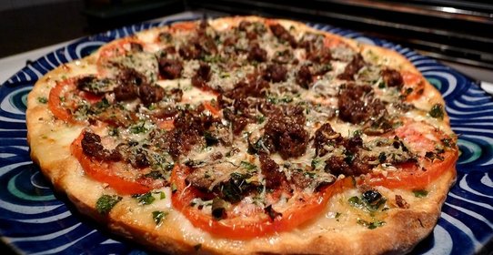 Пицца с мясом и грибами