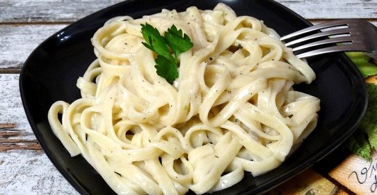 Яичная лапша в луково-молочном соусе