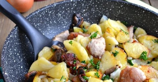 Картофель жареный с мясом и грибами