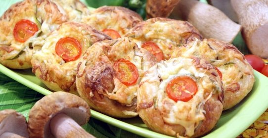 Слойки с белыми грибами и овощами