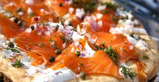 Пицца с семгой и сыром