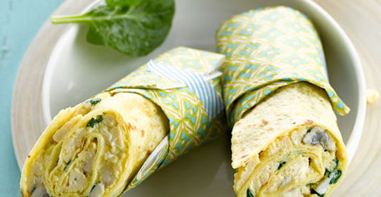 Рулетики из омлета с грибами и шпинатом