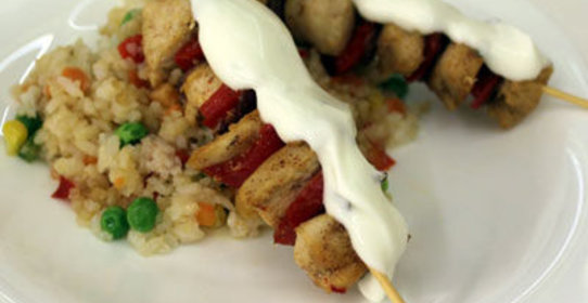 Куриное филе в корице на шпажках с мятным соусом и мексиканской смесью