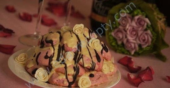 Розовый торт