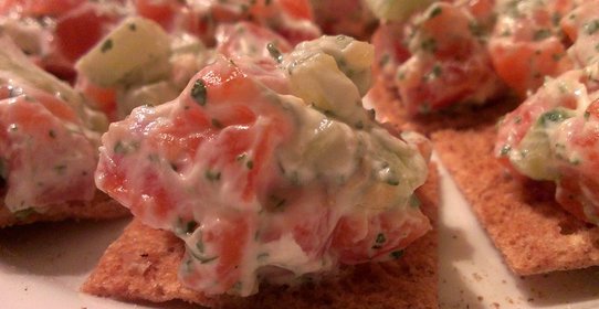 Закуска из подкопченной форели и творога на ржаных хлебцах