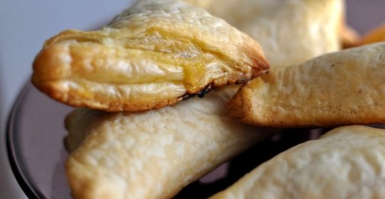 Пирожки из слоеного теста с капустой