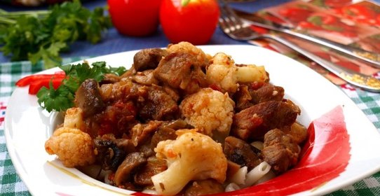 Жареная свинина с шампиньонами и цветной капустой