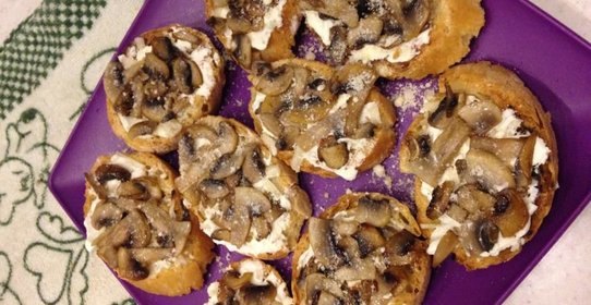 Брускетта с грибами и творожным сыром
