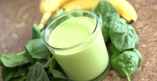 Зеленый банановый смузи со шпинатом