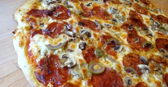 Пицца с колбасой и грибами