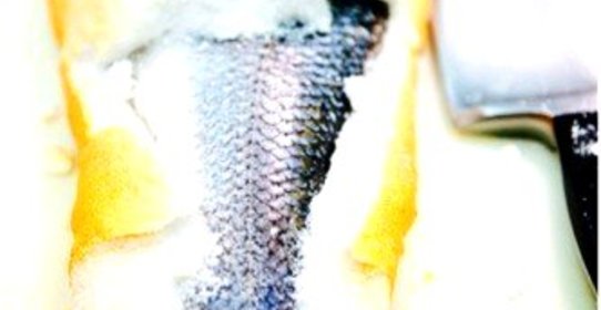 Запеченный в соли морской окунь