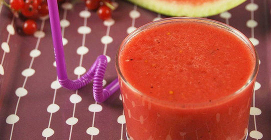 Смузи из арбуза и красной смородины