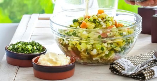 Окрошка на квасе с малосольной семгой