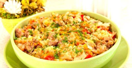 Капуста, тушенная со свининой и помидорами