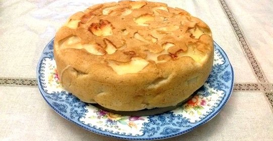 Яблочная шарлотка в мультиварке