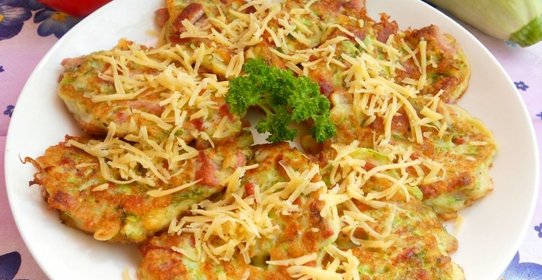 Оладьи из кабачков с сыром и колбасой