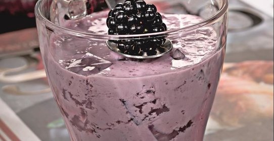 Сливочный коктейль с ежевикой