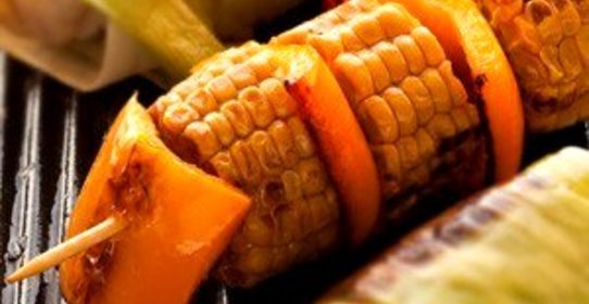 Шашлыки из разноцветных перцев и кукурузы на гриле в ароматном масле с кумином