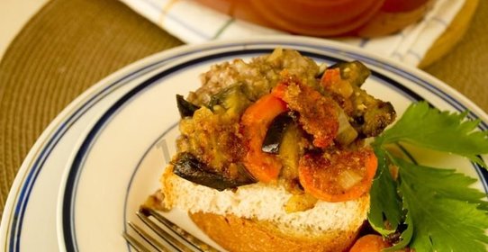 Овощное рагу с фаршем в духовке