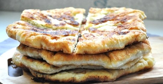 Тонкие лепешки с зеленью