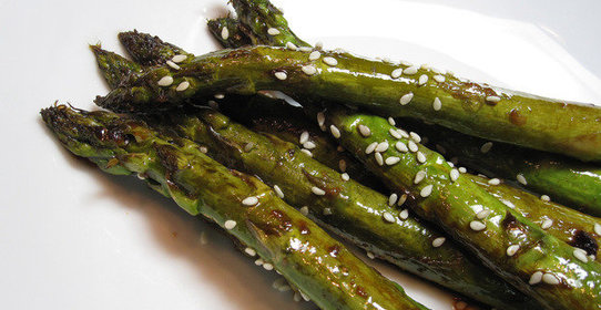 Спаржа с кунжутом