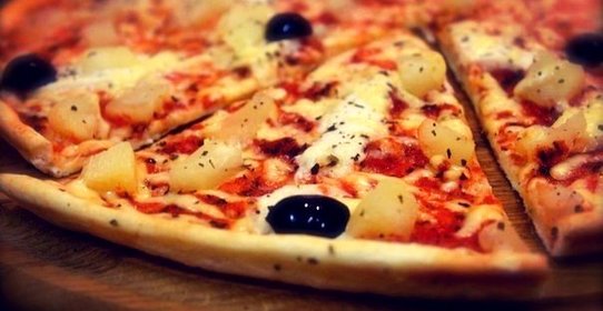 Пицца с копченой курицей и ананасами