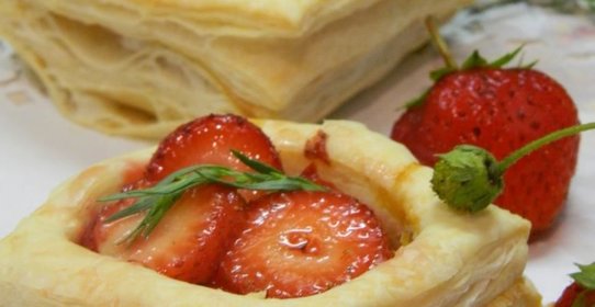 Слойки с клубникой в розмариновом меду
