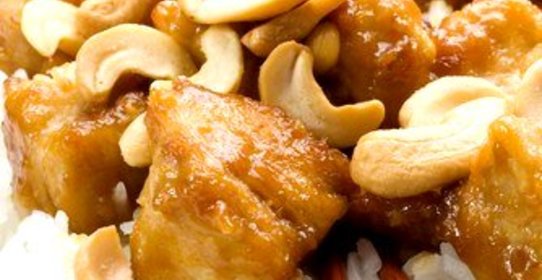 Курица в соусе карри с орехами кешью