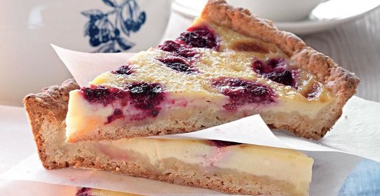 Пирог с малиной из творожного теста