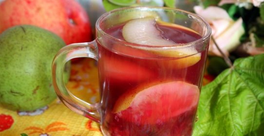 Осенний компот с виноградными листьями