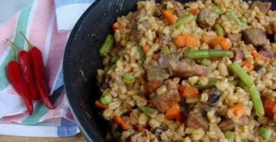 Перловка с говядиной и овощной смесью