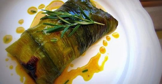 Куриная грудка, запечённая в листьях лука-порея