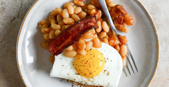 Американский завтрак: глазунья с белой фасолью и беконом